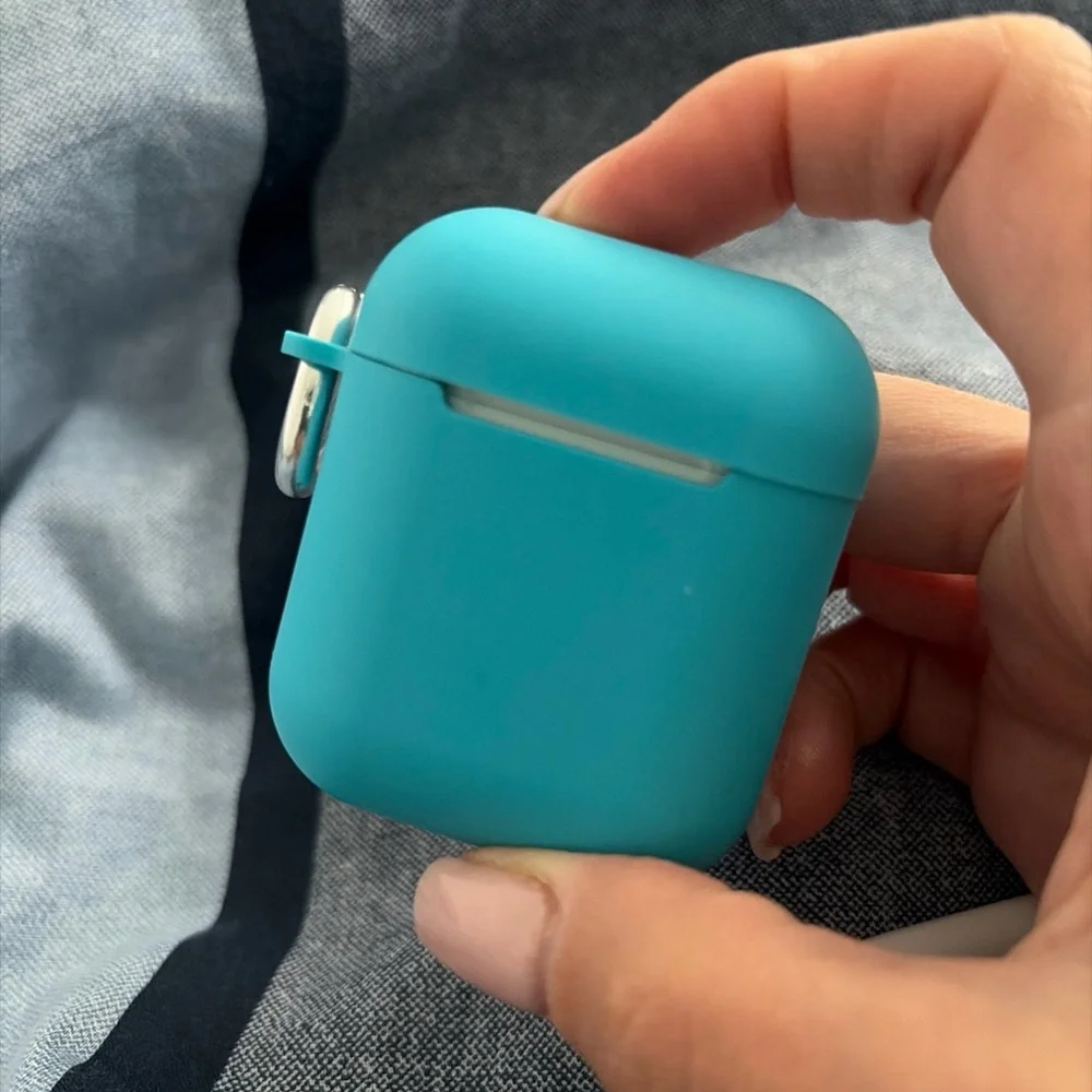 Preowned Apple White Wireless 2nd Generation Earbuds with Case